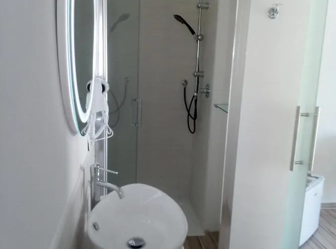 Flamingo Guest House- ゲストハウス 3*